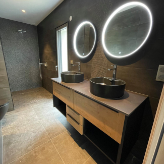 Salle de bain noire et bois