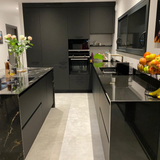 Cuisine noire avec ilot central
